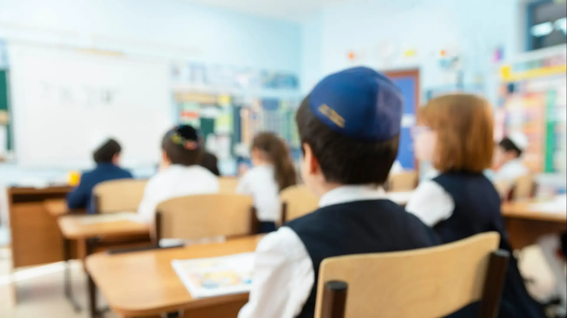 ילד יהודי לומד בכיתה בית ספר גן ילדים