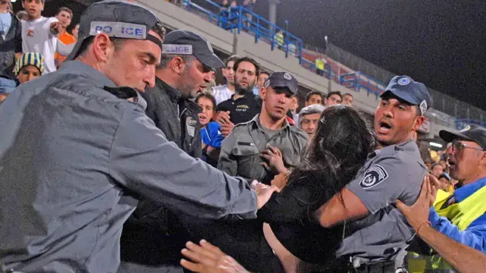 שוטרים עם אוהדת במהלך משחק גמר גביע הטוטו