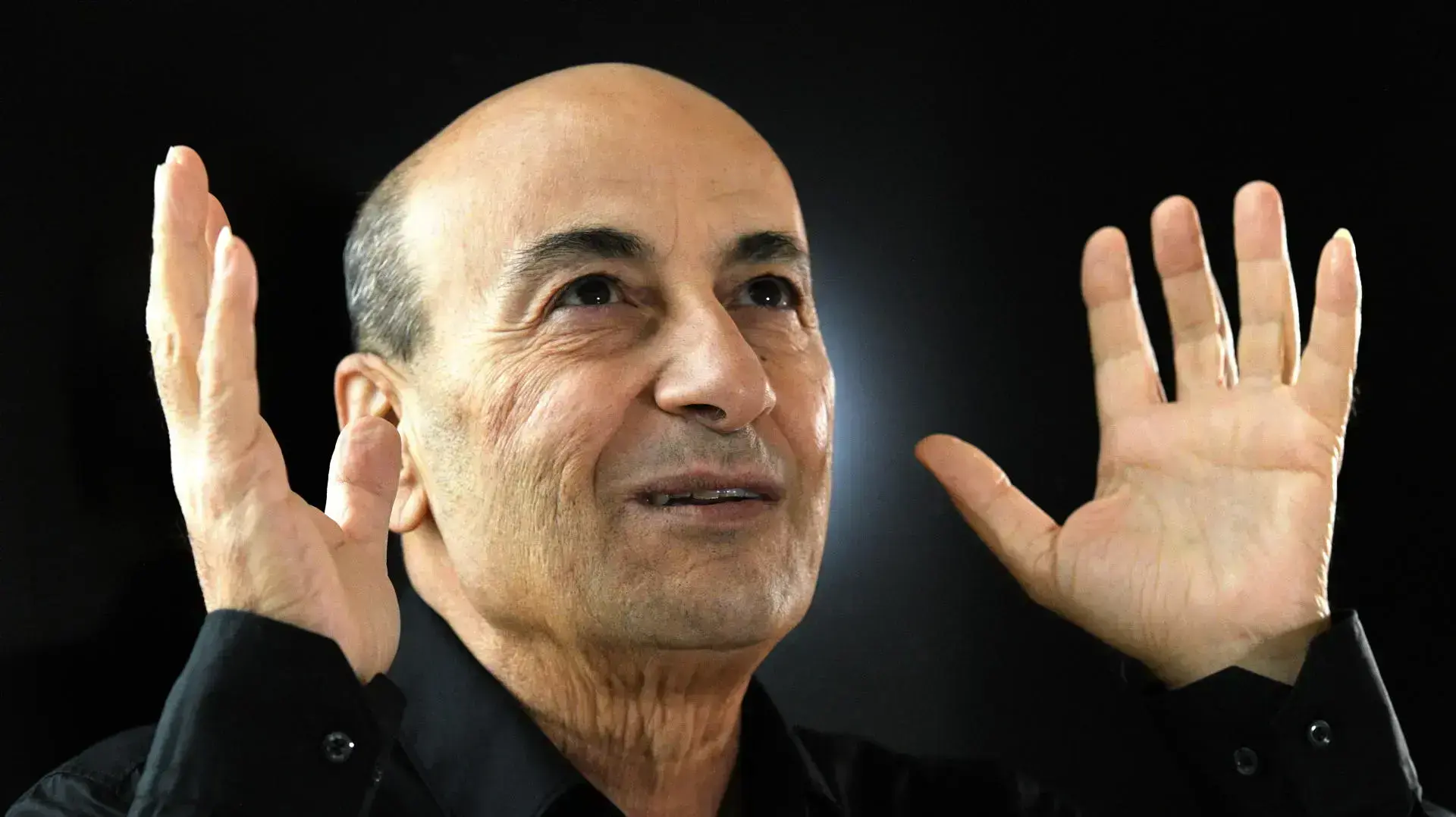 הזמר איציק קלה בביתו בירושלים, 16 בינואר 2022