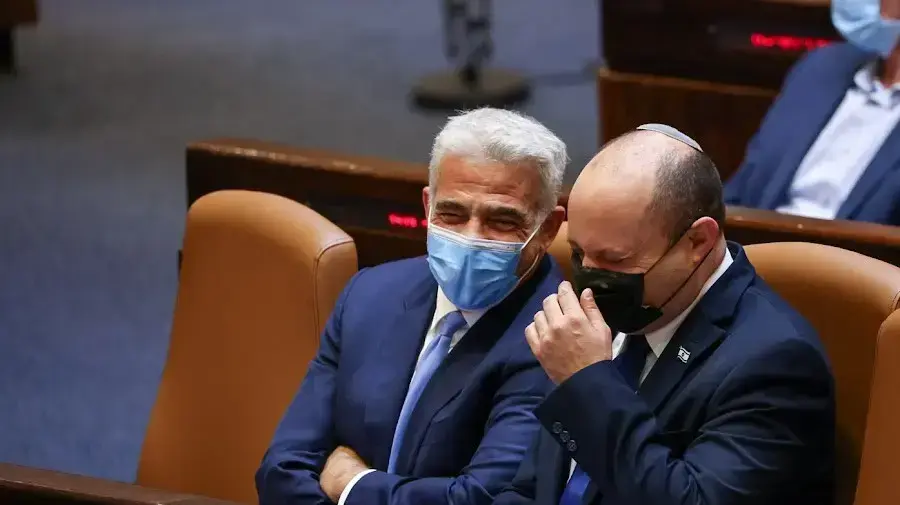 אחת מהבטחות הבולטות של ראש הממשלה בנט במהלך הבחירות הייתה לא לשבת עם לפיד או להפוך אותו לראש הממשלה, החלטה שהופרה עם הקמת הממשלה הנוכחית. מאז, השניים הפכו לחברים הכי קרובים ואת השעות הארוכות במליאה, הם מעבירים בשיחות שקטות, סיפורים ובדיחות האחד עם השני. בתמונה: בנט ולפיד צוחקים במליאה