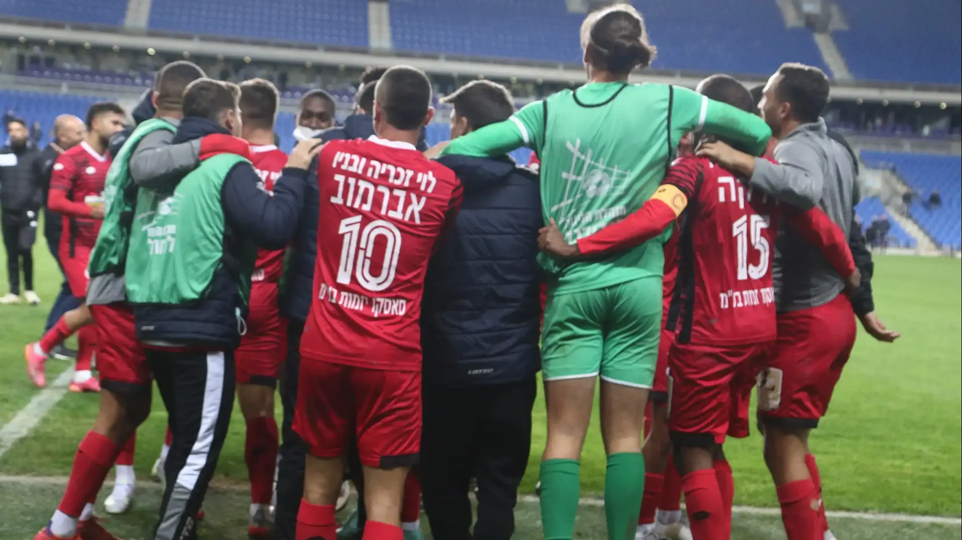 שחקני הפועל חדרה חוגגים לאחר הניצחון על מ.ס. אשדוד