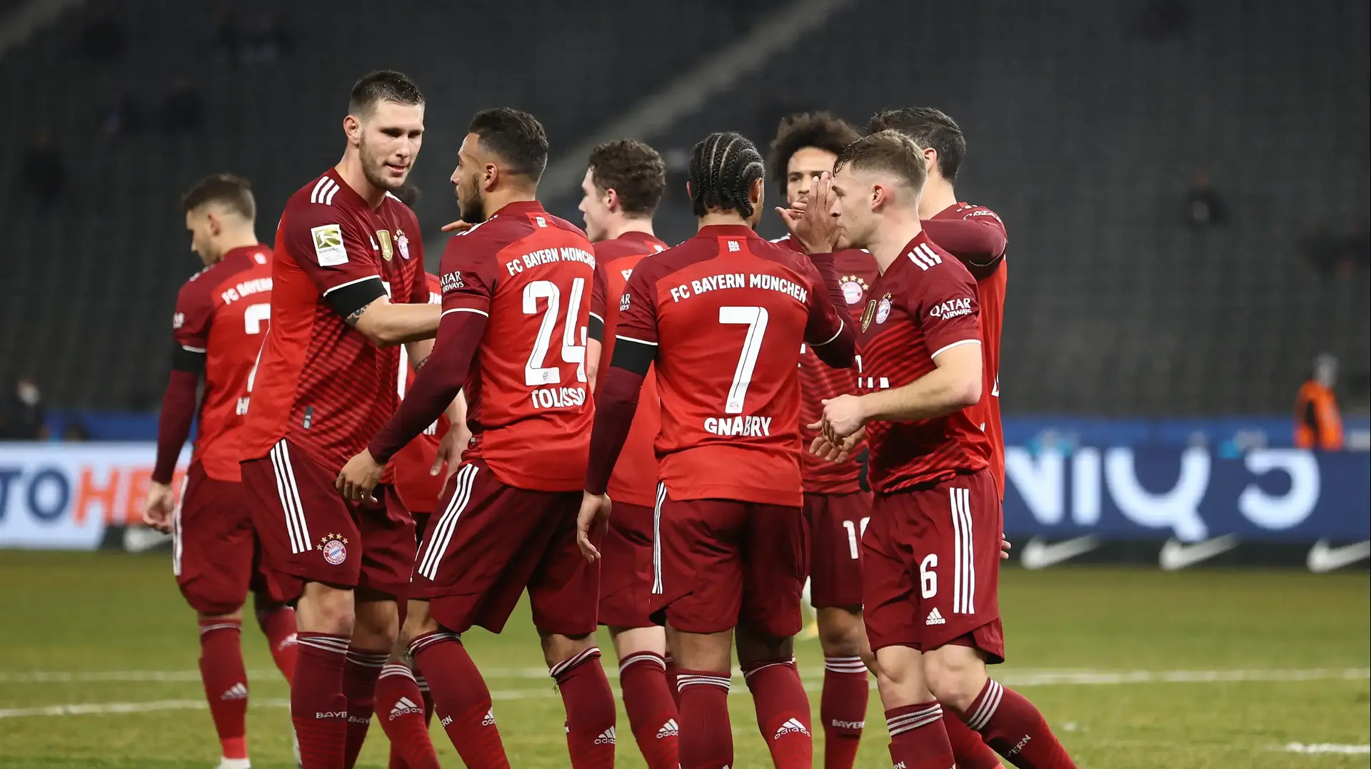שחקני באיירן מינכן חוגגים עם קורנטין טוליסו שחקני באיירן מינכן חוגגים עם קורנטין טוליסו