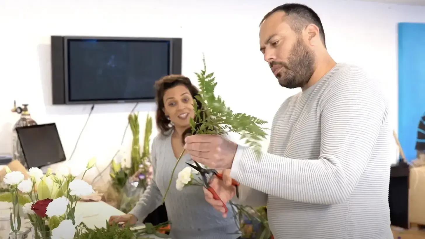 נדב נישרי מגשר בחנות פרחים