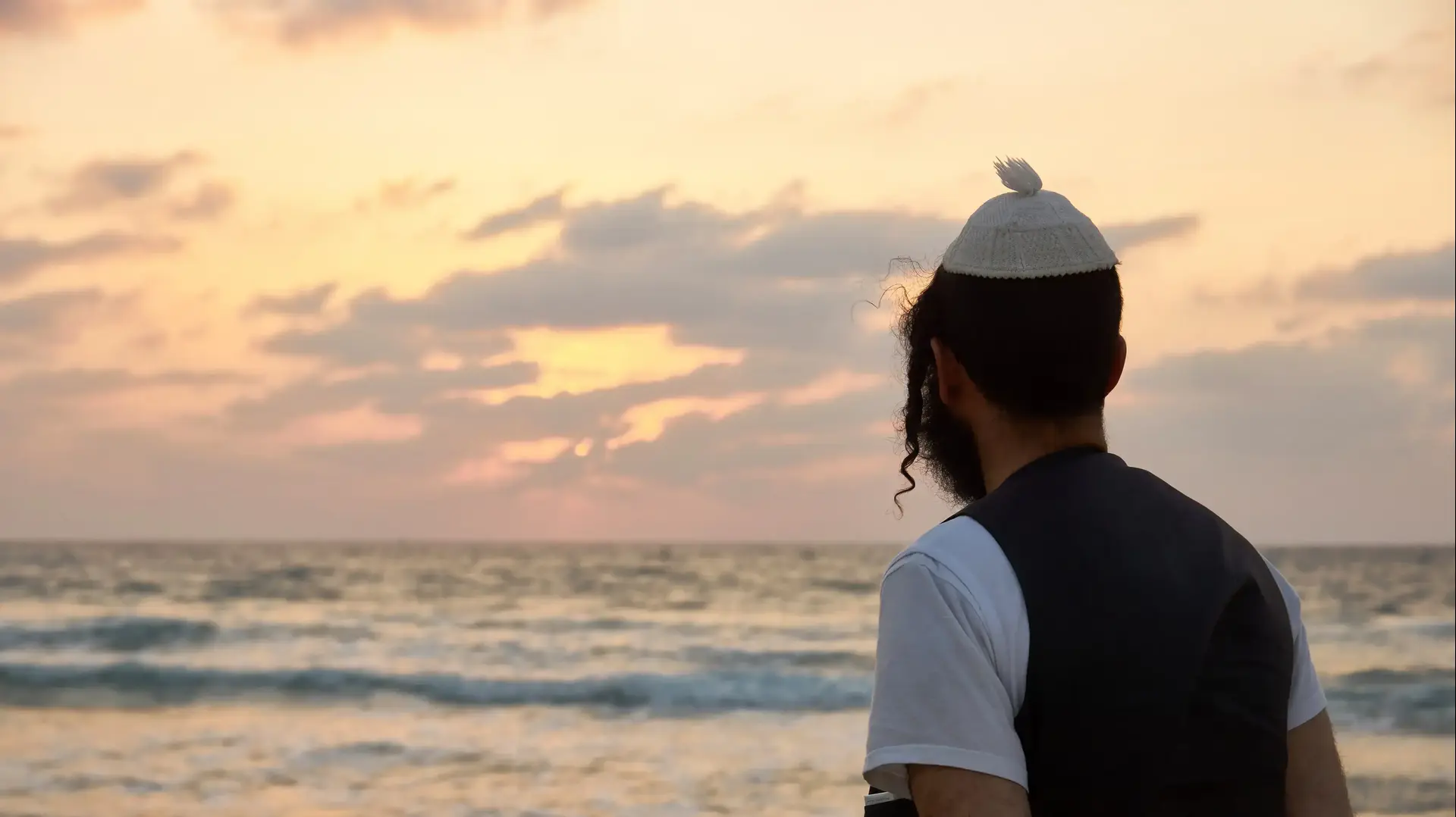 גבר איש יהודי מתפלל מול הים