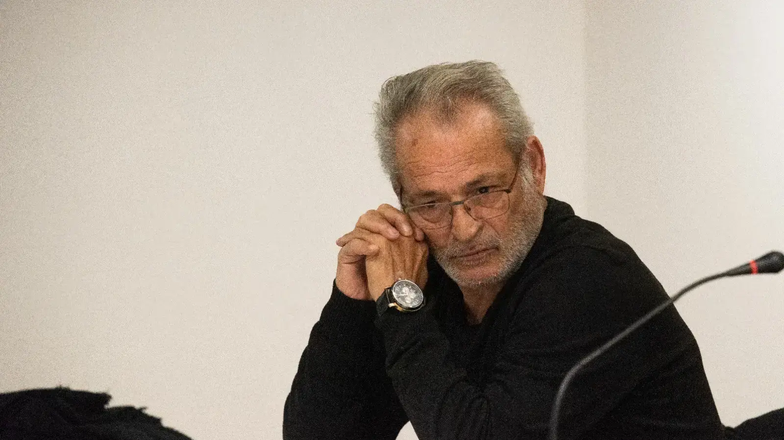 יעקב בוזגלו במסיבת העיתונאים בה מאור בוזגלו הודיע על פרישה