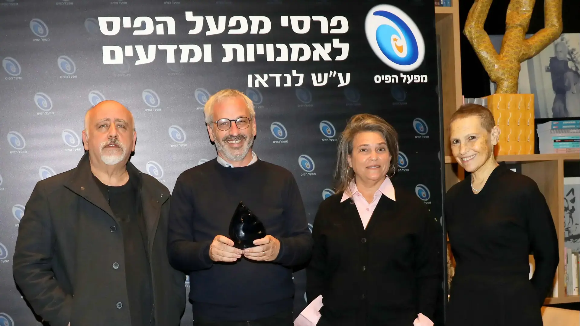 זוכי פרסי מפעל הפיס לאמנויות ומדעים ע"ש לנדאו לשנת 2021 בתחום האומנויות: המוזיקאי, הזמר והיוצר מיכה שטרית, התסריטאית והשחקנית דנה מודן, המשוררת אנה הרמן ואמנית המיצג עדינה בר-און