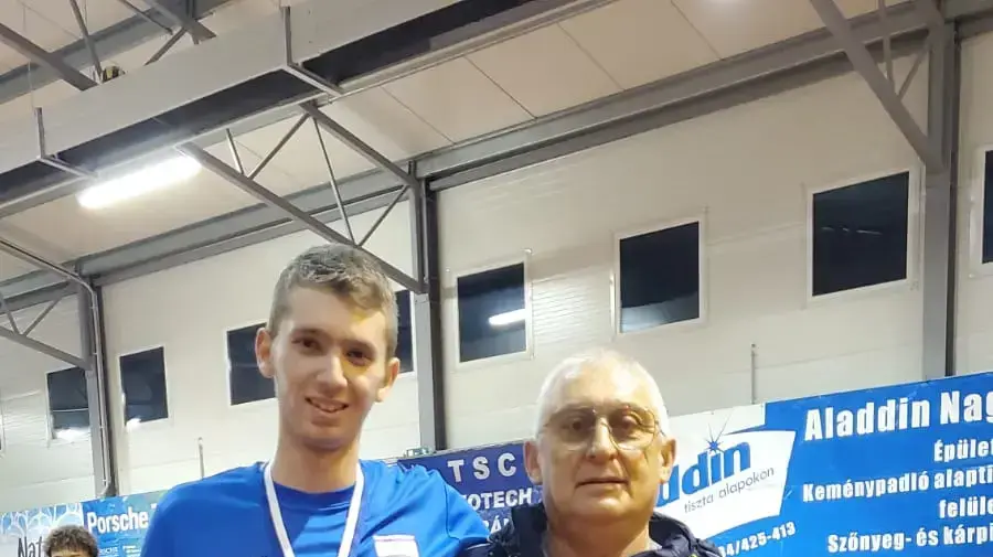 יונתן קפיטולניק קופץ לגובה עם מאמנו אנטולי שפרן