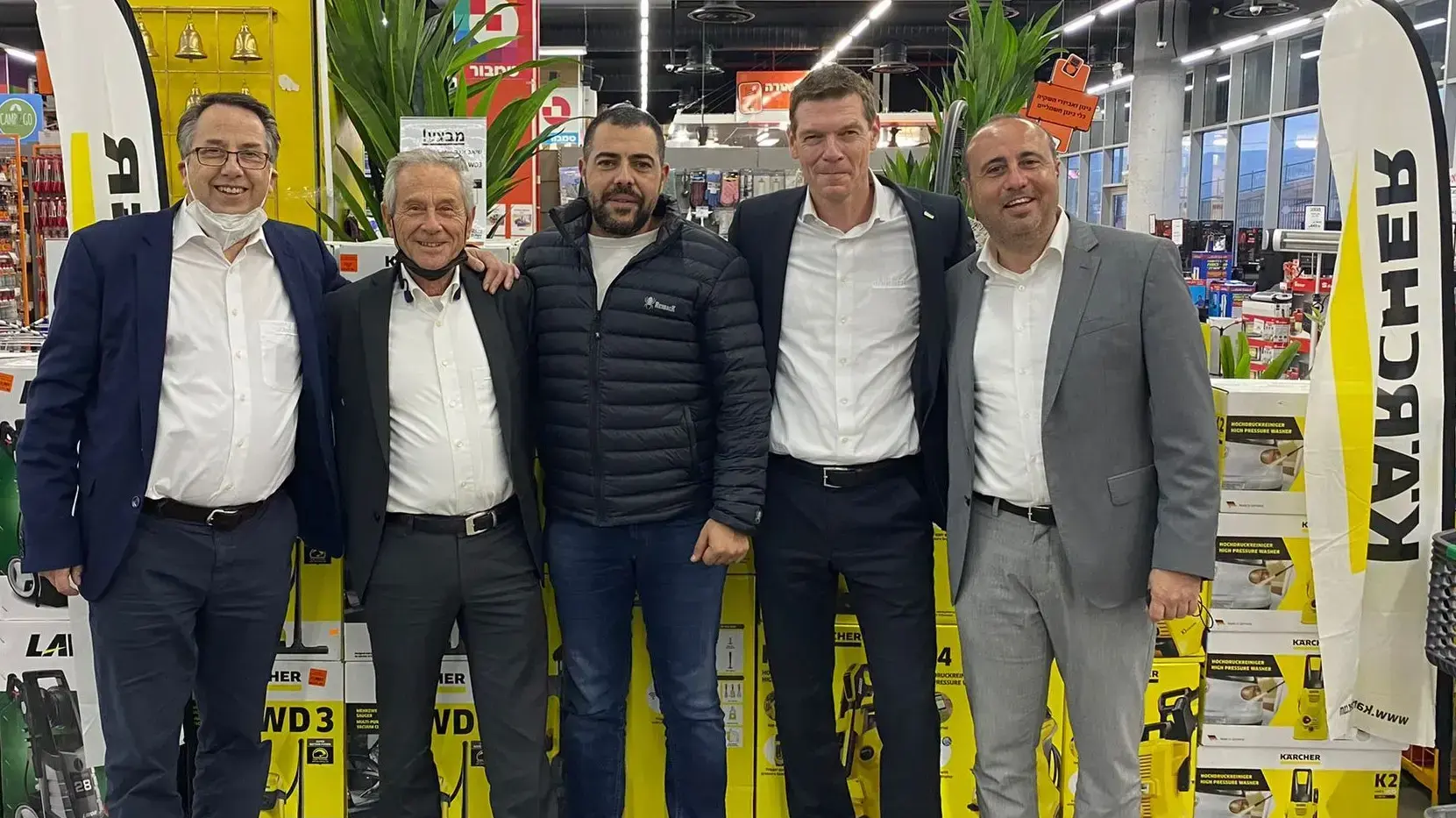 תומס וייס, מנכ"ל קרשר ישראל, כריסטין מאיי, סמנכ"ל סחר עולמי קרשר, אמיל סלמי, בעלים של "עלי סלמה" בירכא, דוד דהן, בעלים יו"ר קרשר ישראל ואלכס שטוץ, מנהל מכירות עולמי קרשר