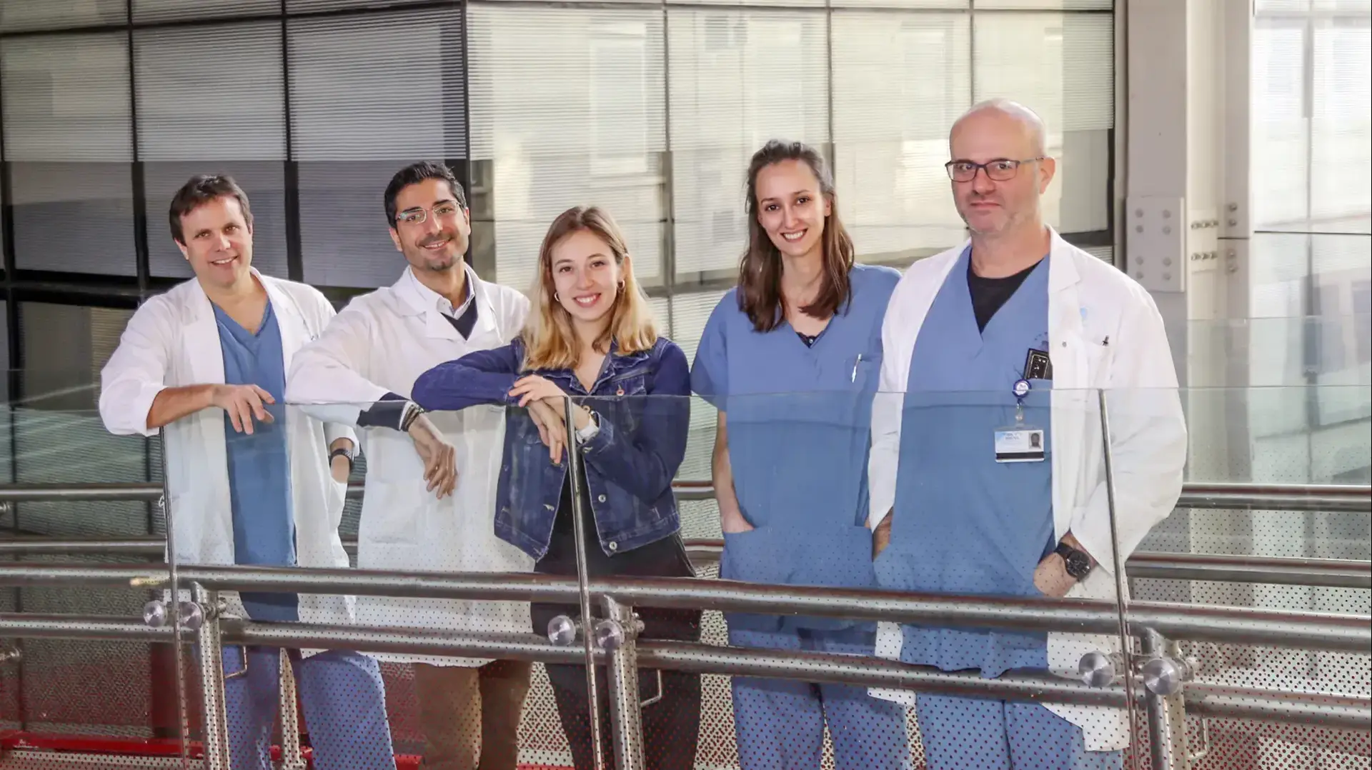 יעלה דנציגר שנפצעה מרסיס של קערת קורנפלקס כשמעדה במדרגות וצוות הרופאים מאיכילוב שטיפל בה וניתח אותה