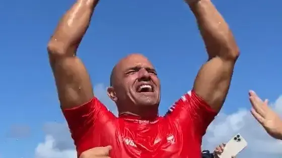גולש הגלים האמריקאי קלי סלייטר אחרי הזכייה בתחרות בהוואי, 2022