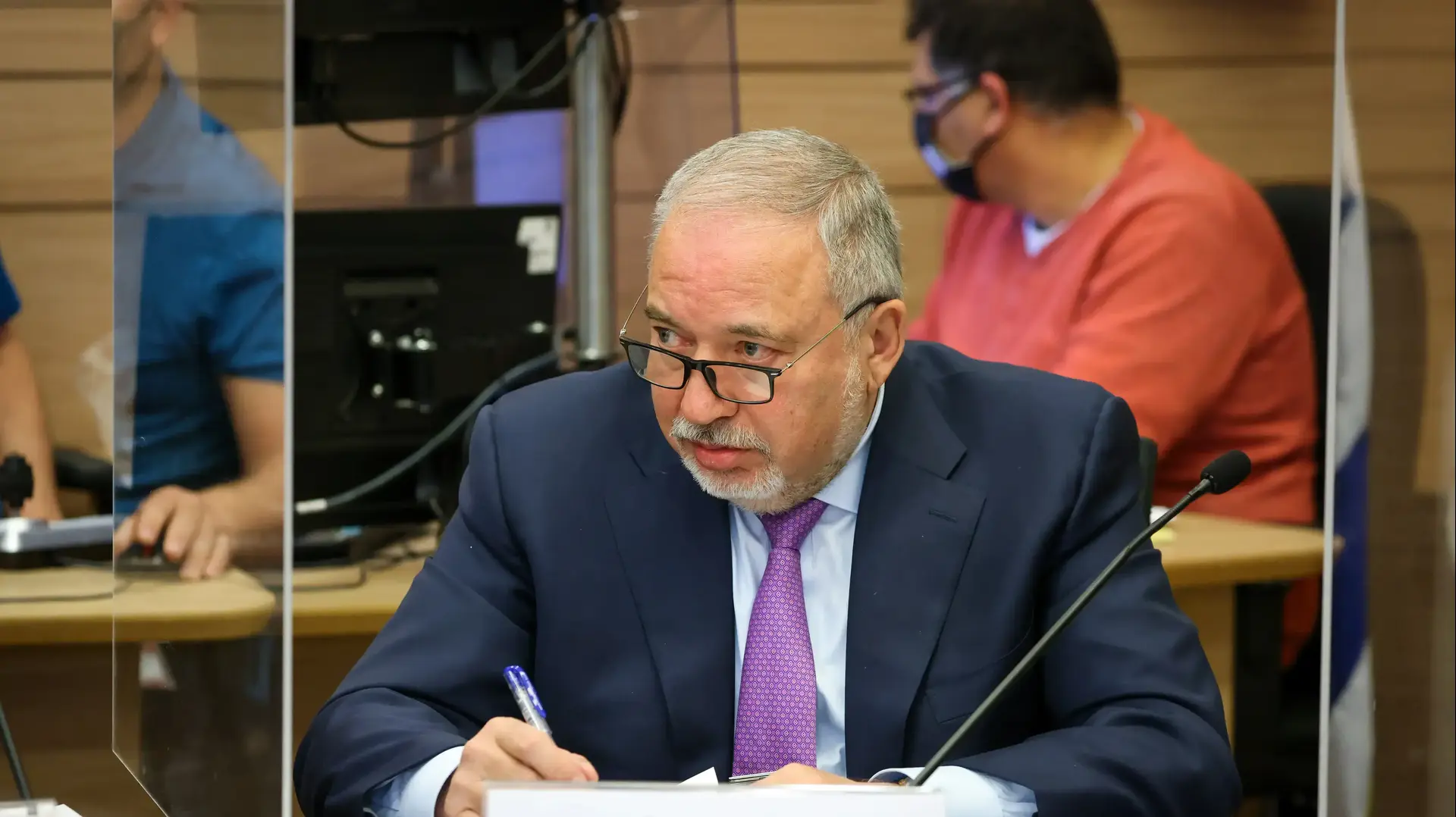 שר האוצר אביגדור ליברמן בישיבת ועדת הכלכלה בנושא הסיוע לעסקים הקטנים שנפגעו בגל האומיקרון, 15 בפברואר 2022