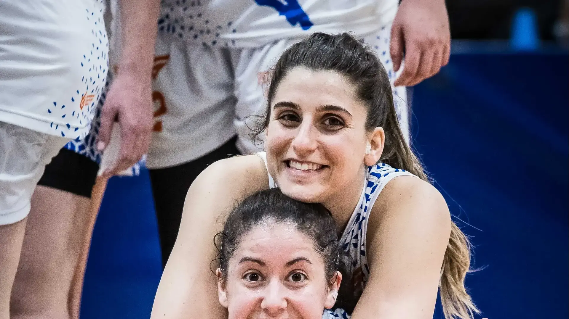אילה רוט (מספר 5) עם הדר חדד, שחקניות הפועל פתח תקוה