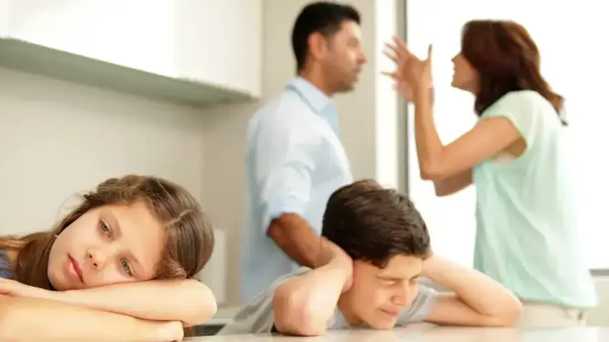 ניכור הורי - הורים רבים ליד הילדים