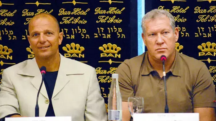 אריה אלטר עם אבי כהן במסיבת עיתונאים של איגוד שחקני הכדורגל