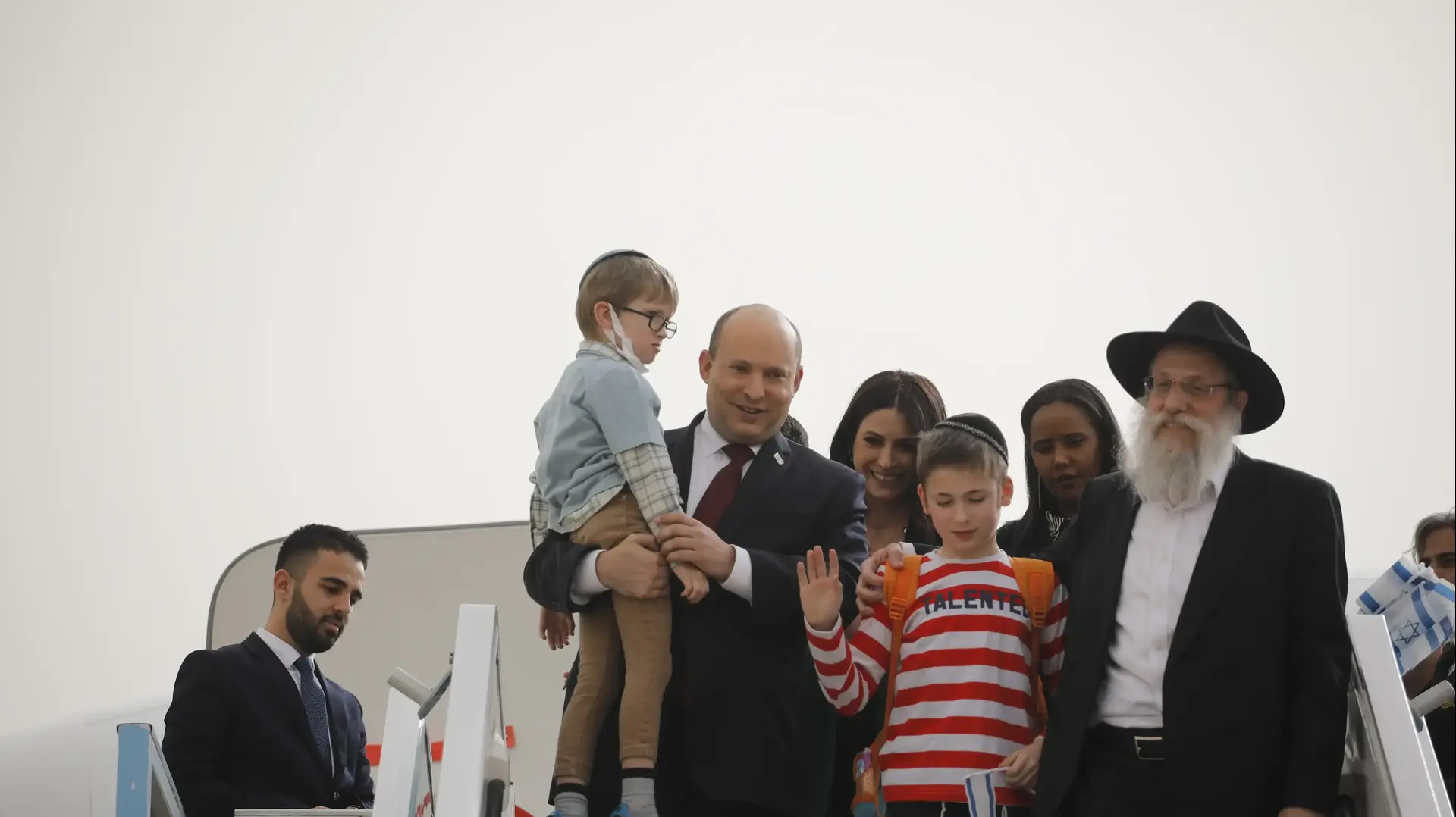 ראש הממשלה נפתלי בנט מקבל את פניהם של עולים מאוקראינה, נתב"ג, 6 במרץ 2022