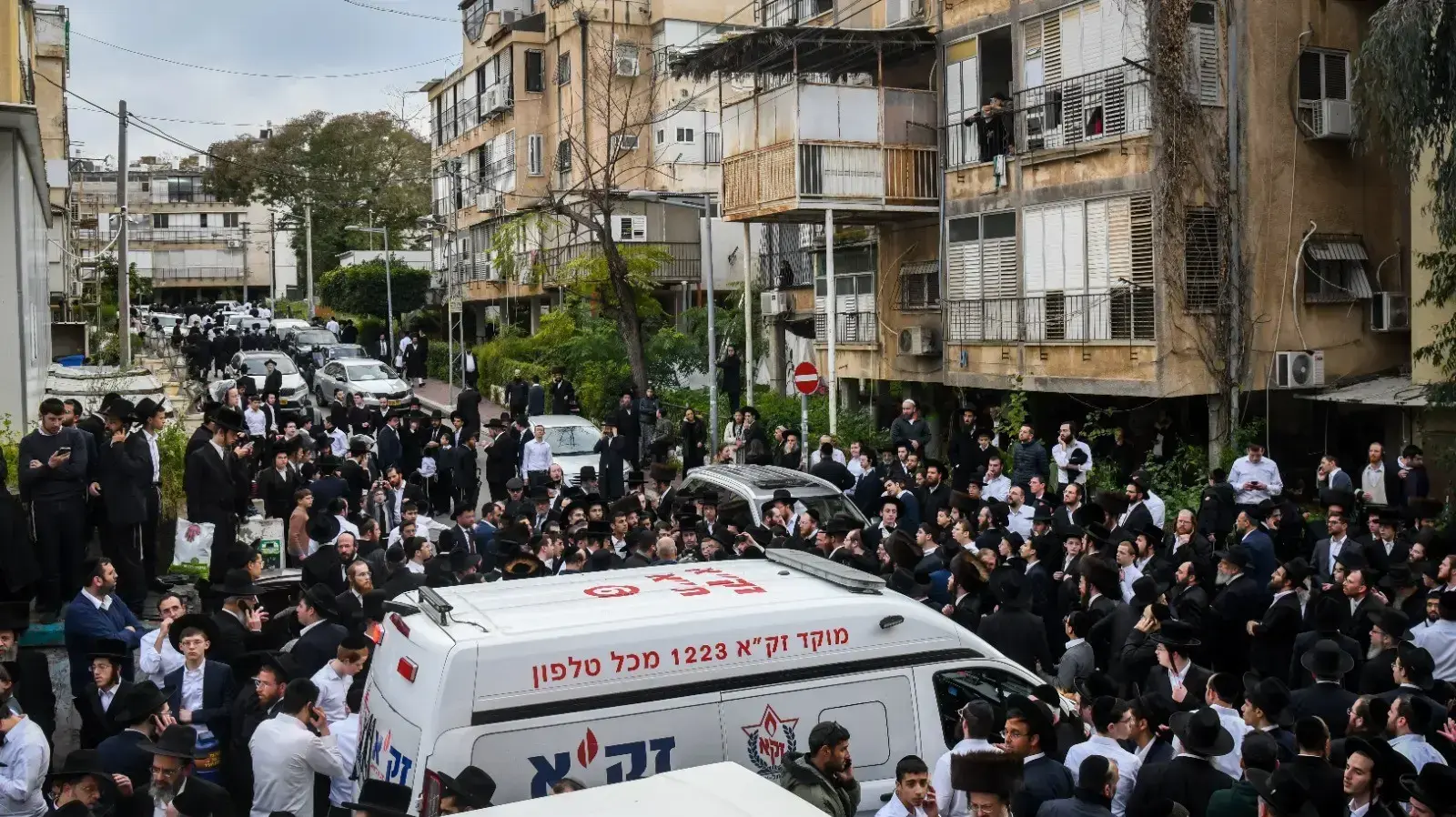 מחוץ לביתו של הרב חיים קנייבסקי