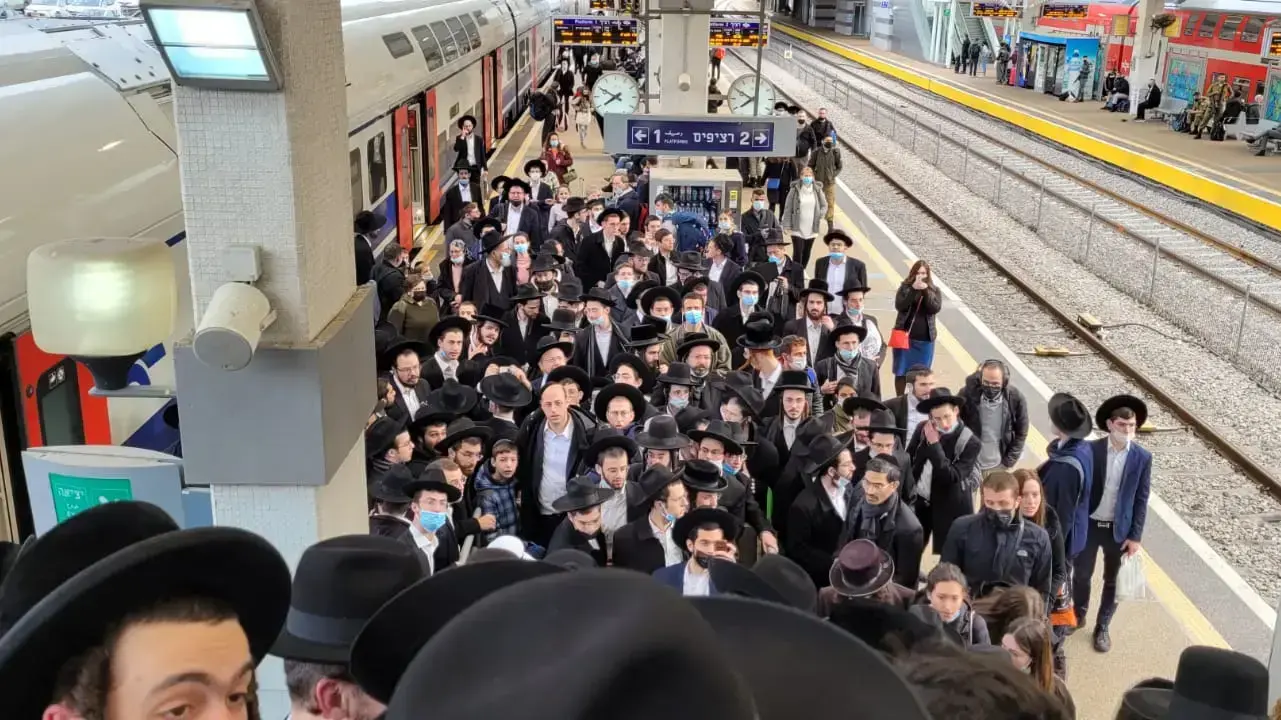 צפיפות בתחנת רכבת סבידור לקראת הלווית הרב חיים קניבסקי