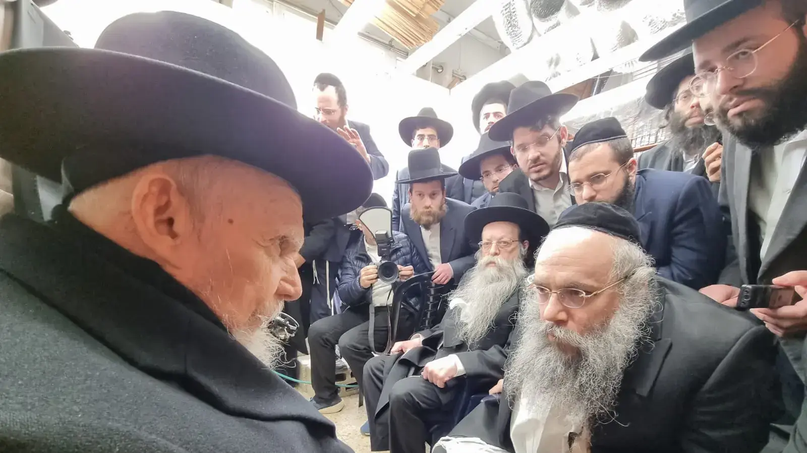 הרב גרשון אדלשטיין הגיע לניחום אבלים אצל משפחת הרב חיים קנייבסקי