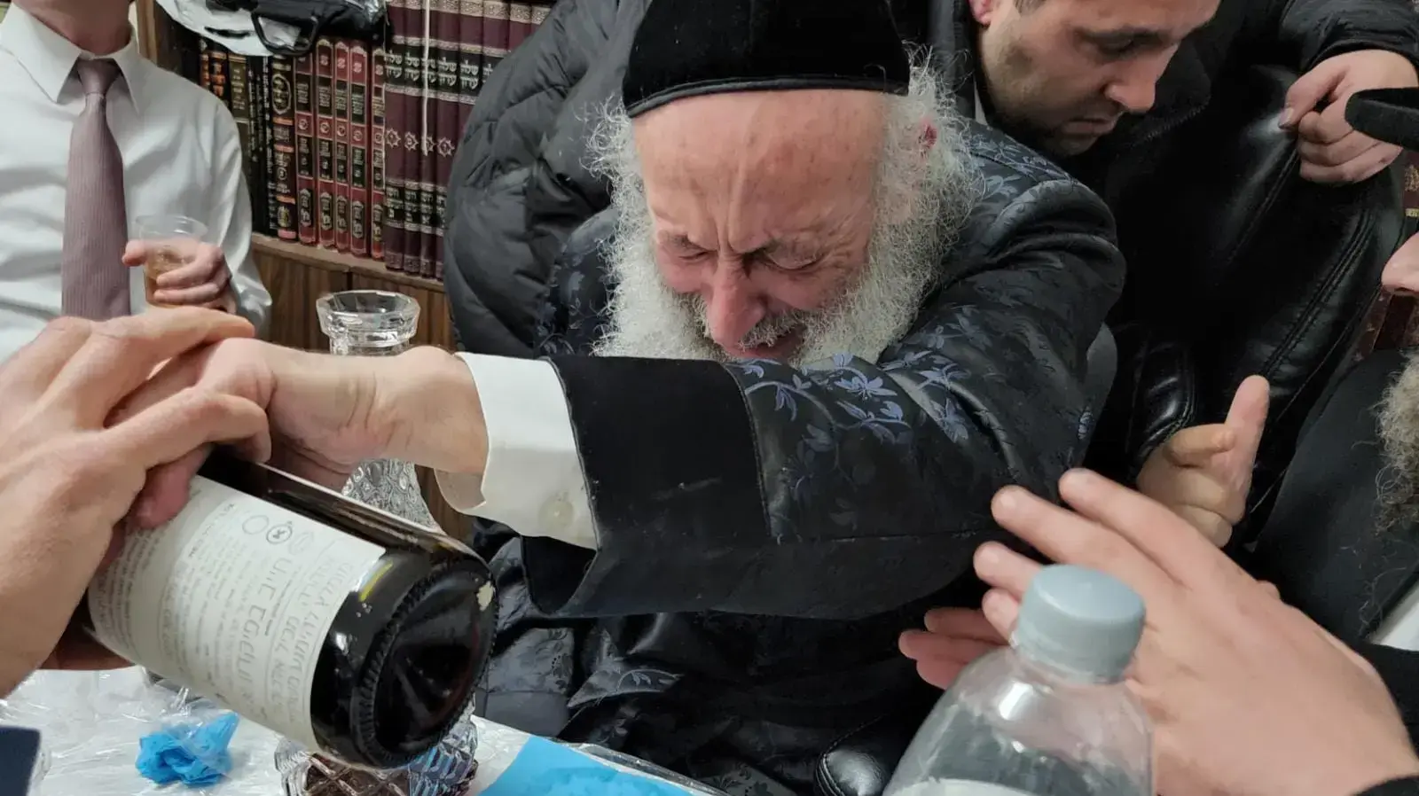הרב שמעון הרמן בוכה בעיצומה של סעודת פורים על פטירת הרב חיים קנייבסקי