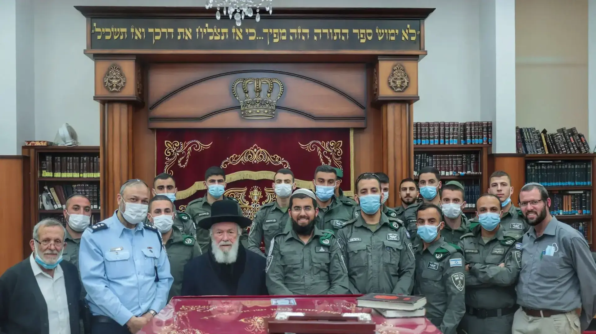 הרב יצחק זילברשטיין עם השוטרים שליוו את מיטת הרב חיים קנייבסקי