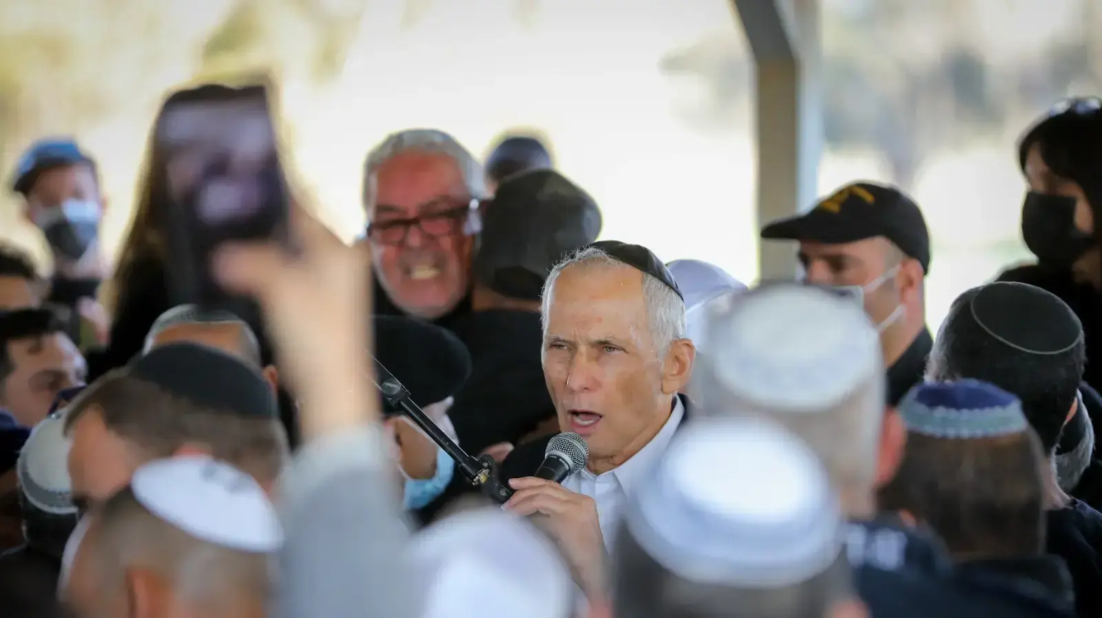 השר עמר בר לב בהלווית דוריס יחבס, מהרוגות הפיגוע בבאר שבע, בית העלמין מושב גילת, 233 במרץ 2022