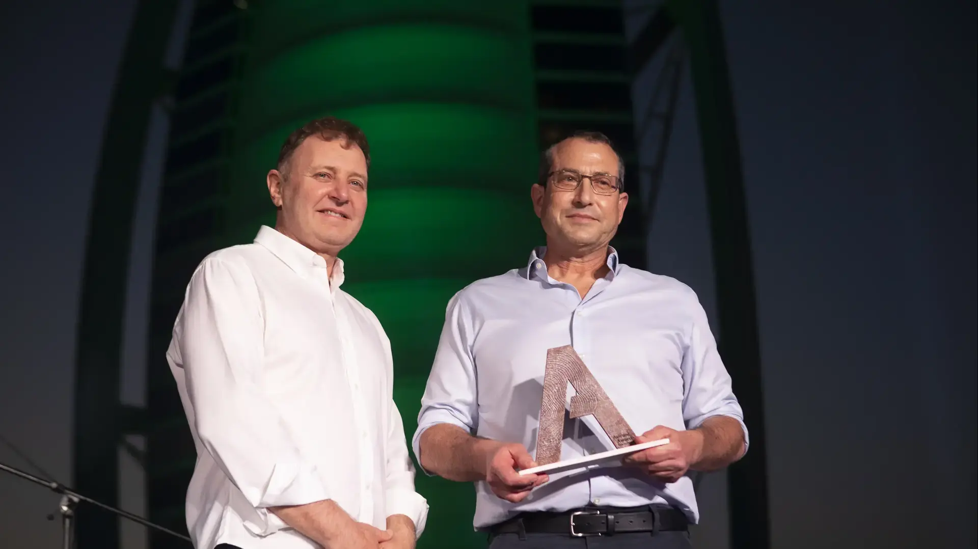ד"ר ארי גרגיר הזוכה בתחרות Aviram Awards - Tech For Humanity עם זיו אבירם