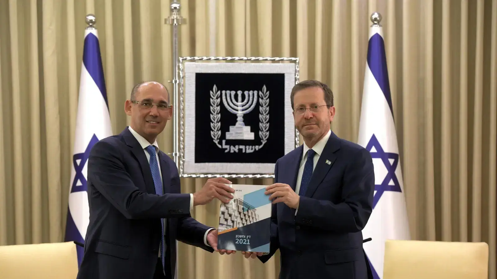 נשיא המדינה יצחק הרצוג מקבל לידיו את דוח הבנק המרכזי מנגיד בנק ישראל פרופ' אמיר ירון