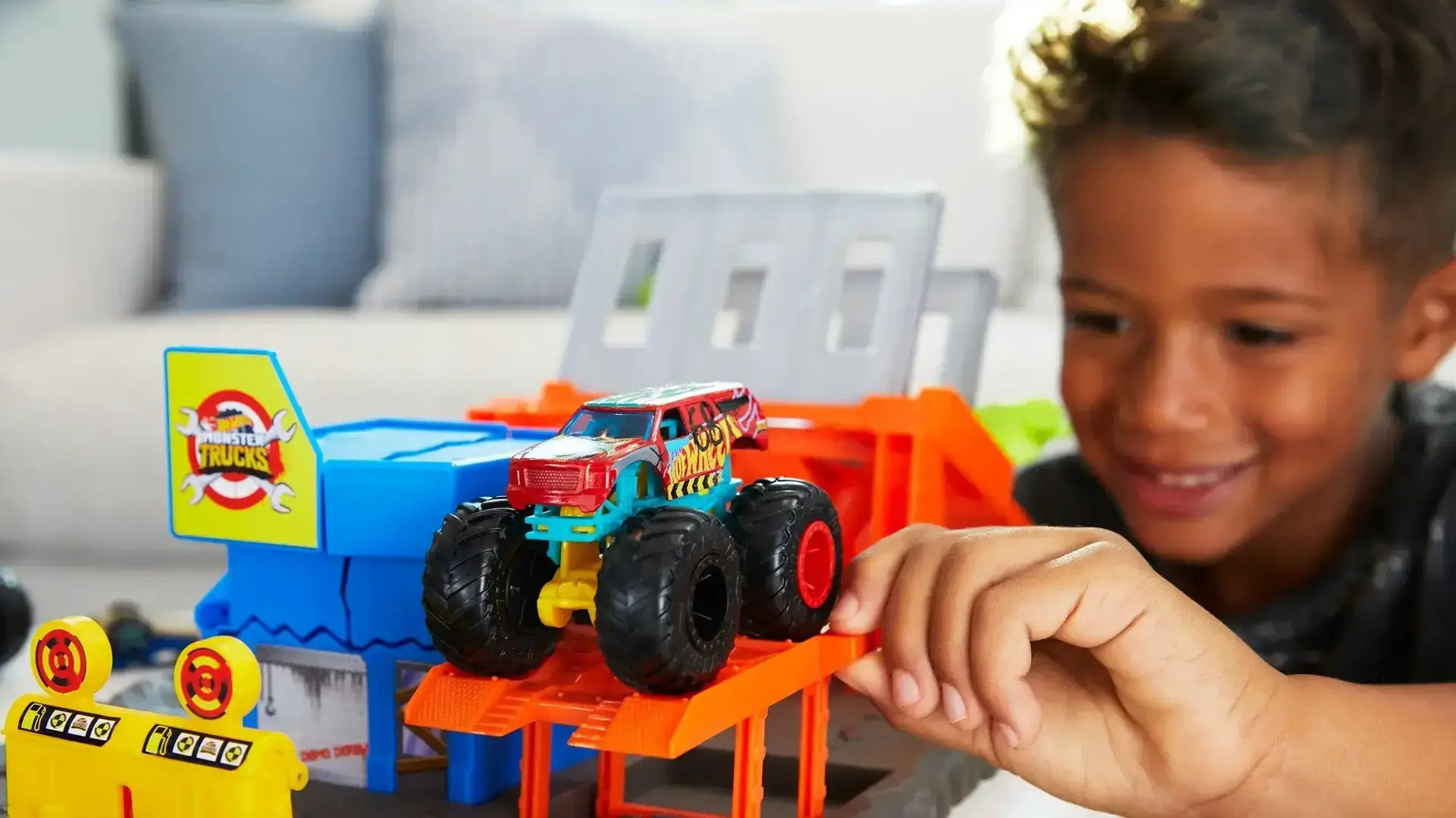 הוט ווילס monster truck תחנת פיצוץ
