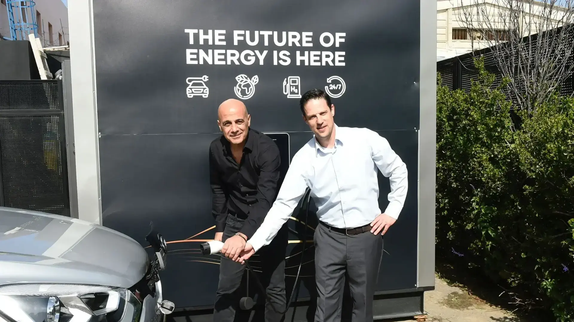 רמי רשף, מנכ"ל ומייסד ג'נסל,  ואוהד זליגמן יו"ר EV MOTORS משיקים את תחנת הטעינה ההיברידית לרכב לראשונה בישראל