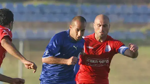אלירן אלקיים שחקן הפועל חיפה עם שחקן הפועל אשקלון אלירן אלקיים שחקן הפועל חיפה עם שחקן הפועל אשקלון