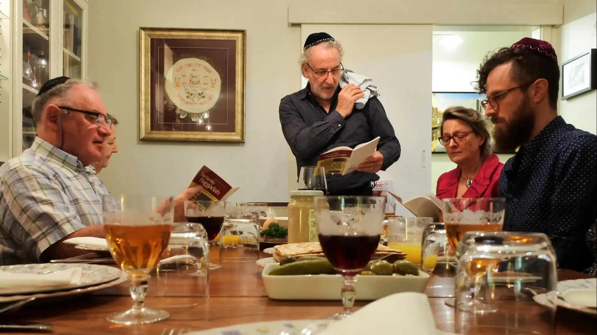משפחה יהודית בארוחת ליל הסדר