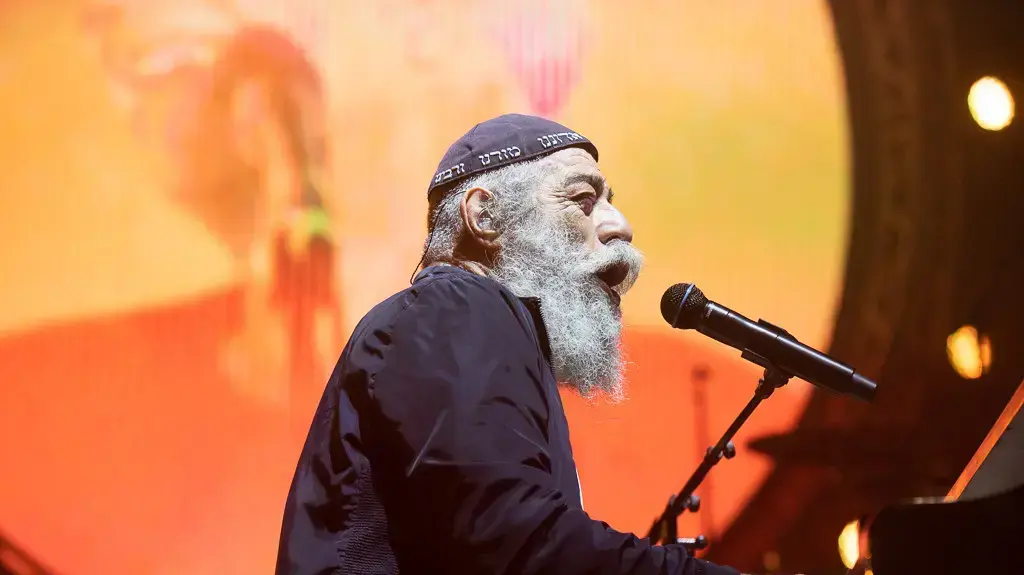 אריאל זילבר בהופעת העשור לנשף רוק של אביב גפן, 9 באפריל 2022