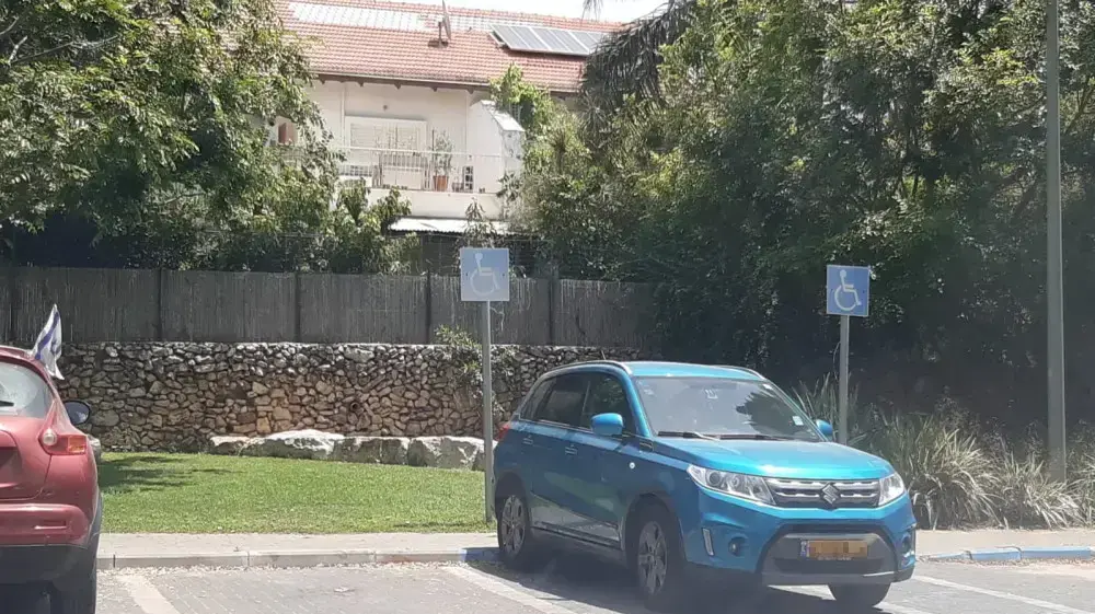 רכב חונה בחניית נכים