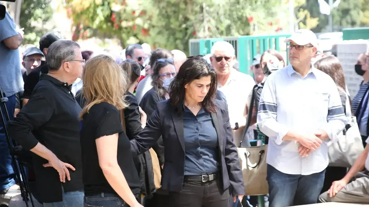 יעל ארד בהלוויתו של אלכס גלעדי