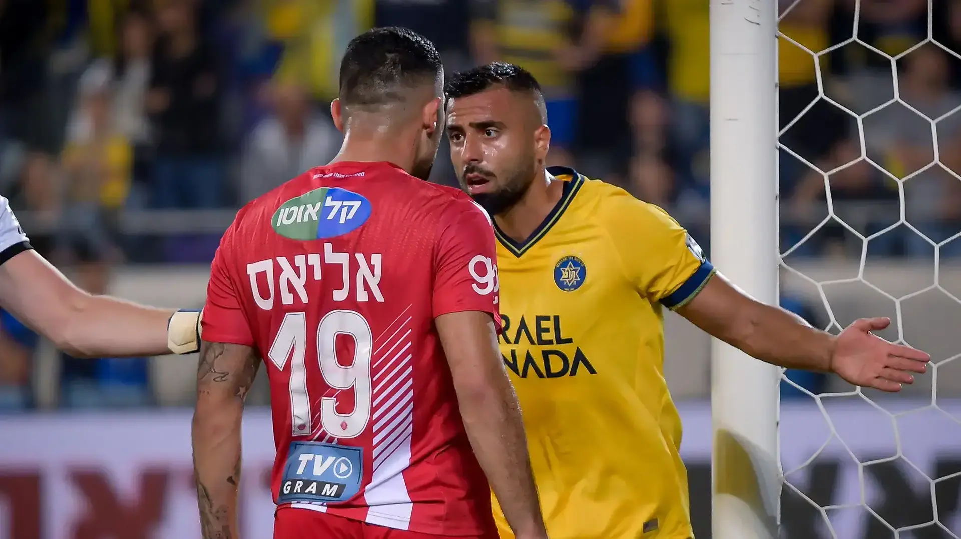 שחר פיבן שחקן מכבי תל אביב מול שי אליאס שחקן הפועל תל אביב