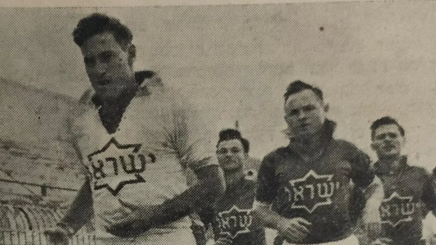 אברהם בנדורי (במרכז) במדי נבחרת ישראל