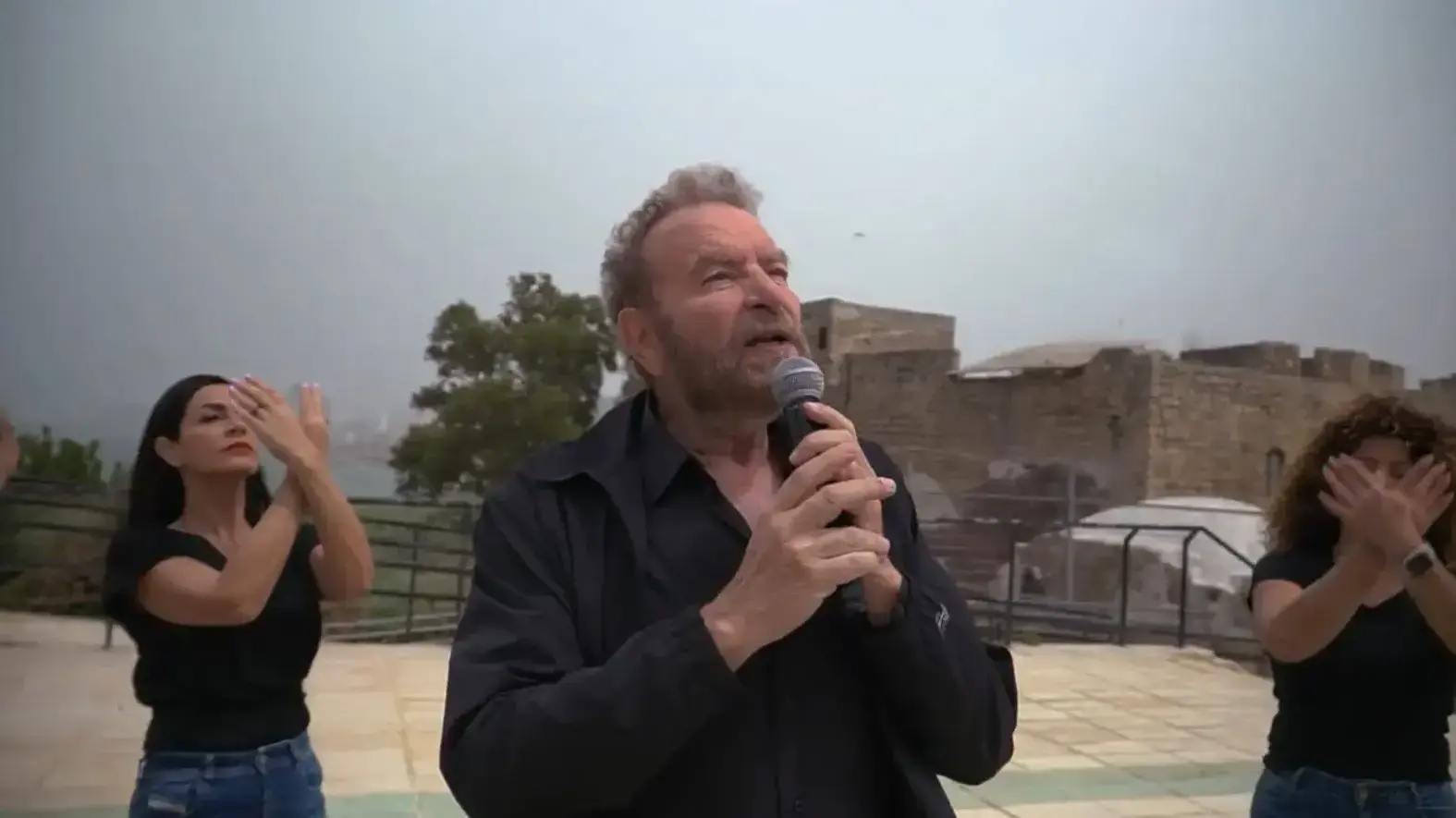 דודו פישר בקליפ לשיר שביצע, "אשטיקאלע ברויט", שמתעד את סיפורו של צבי ברנר ז״ל, ניצול שואה מטרנסניסטריה. לשיר נוצר ריקוד עם מיוחד