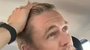 האדם שגידל שיער כי הפסיק לחפוף