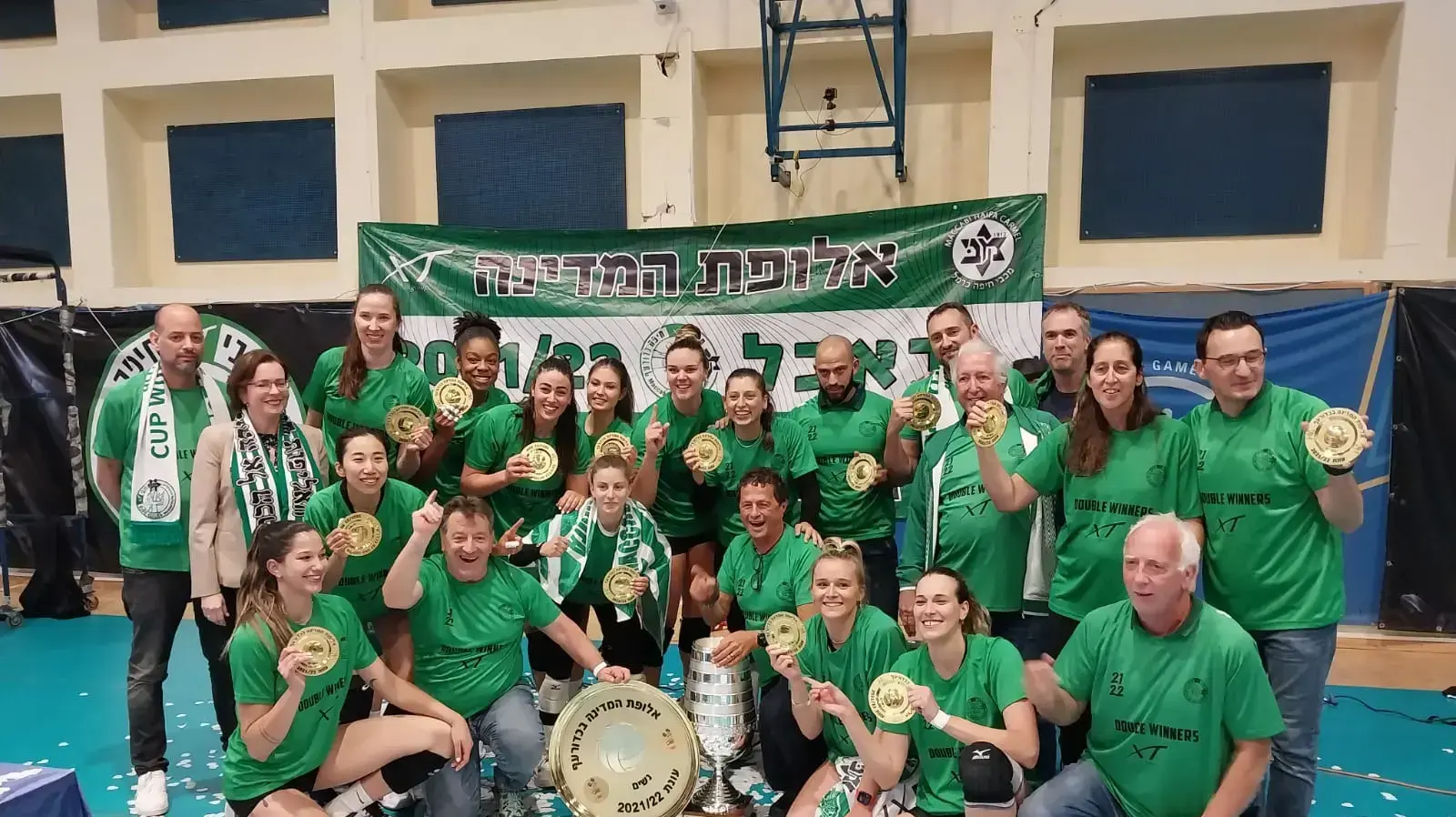 שחקניות מכבי חיפה בכדורעף חוגגות אליפות