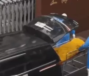 אישה זזה בתוך שק גופה אישה זזה בתוך שק גופה