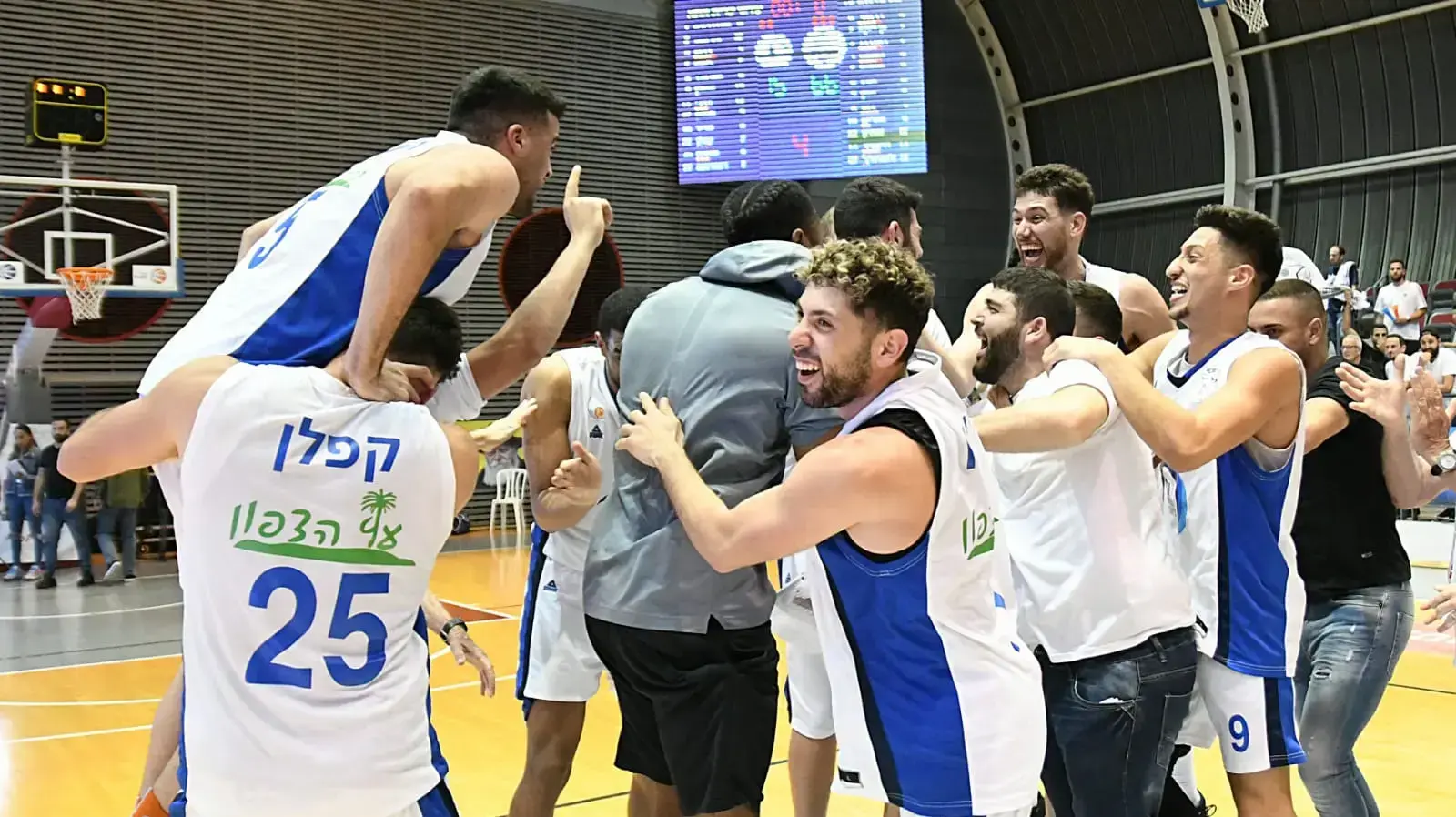 שחקני עירוני קרית אתא חוגגים