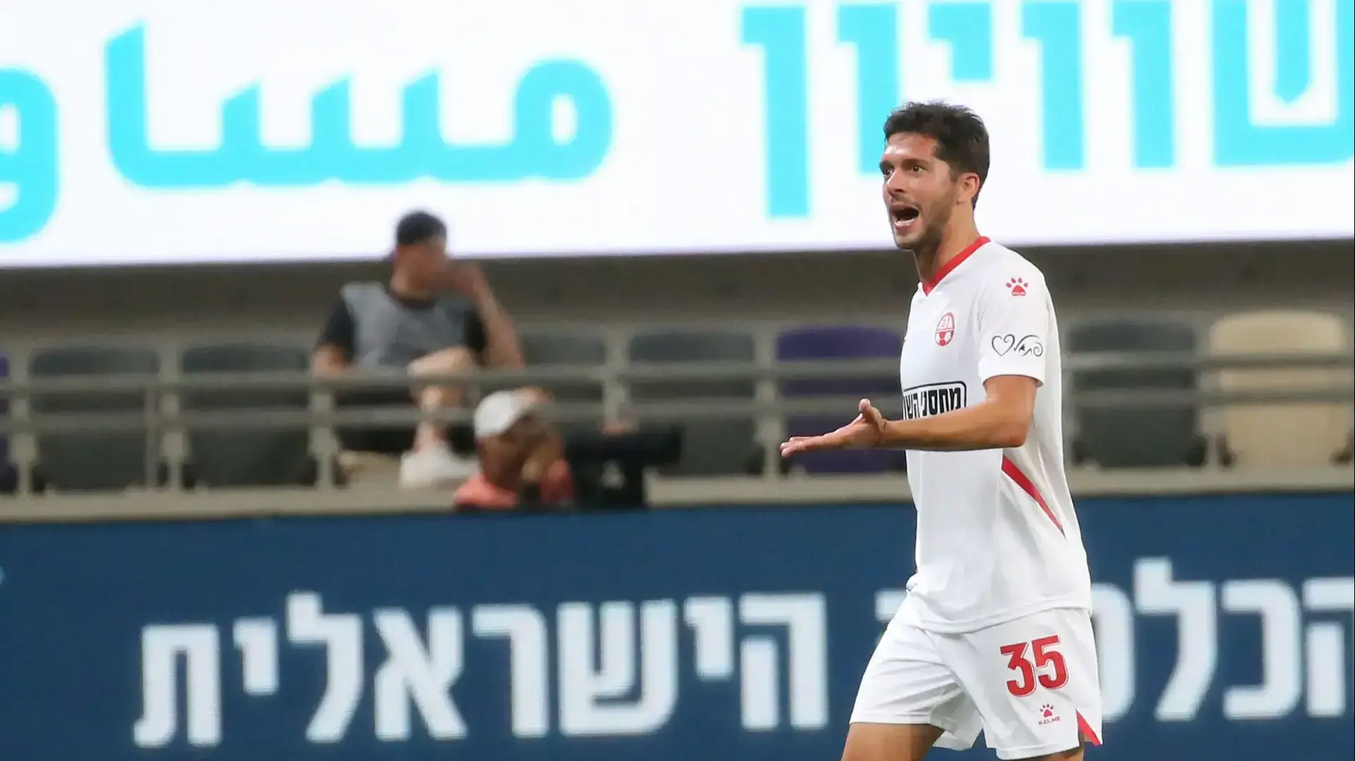 שחקן הפועל באר שבע, מריאנו באריירו, אחרי שהורחק