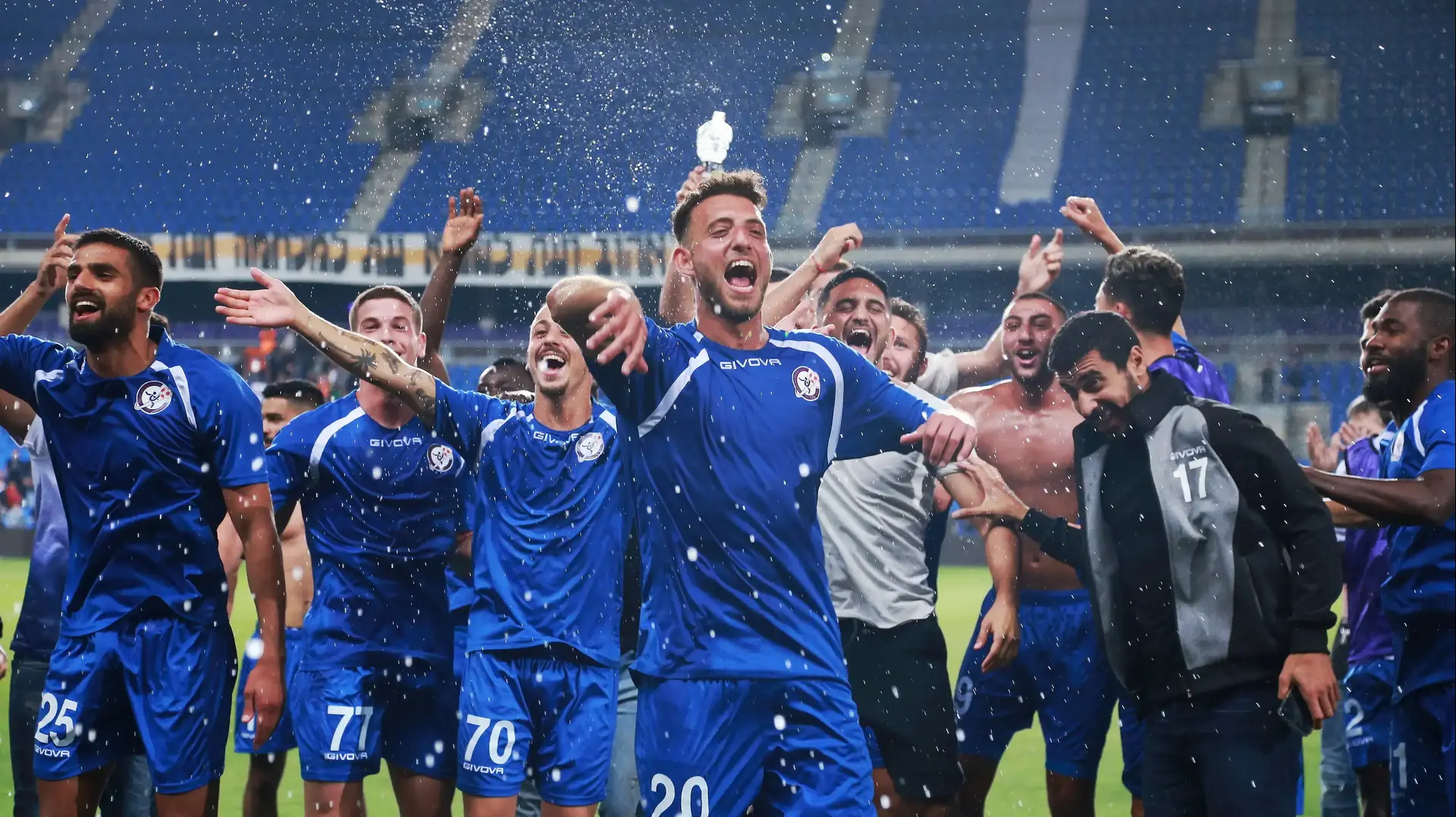 שחקני הפועל ראשון לציון חוגגים