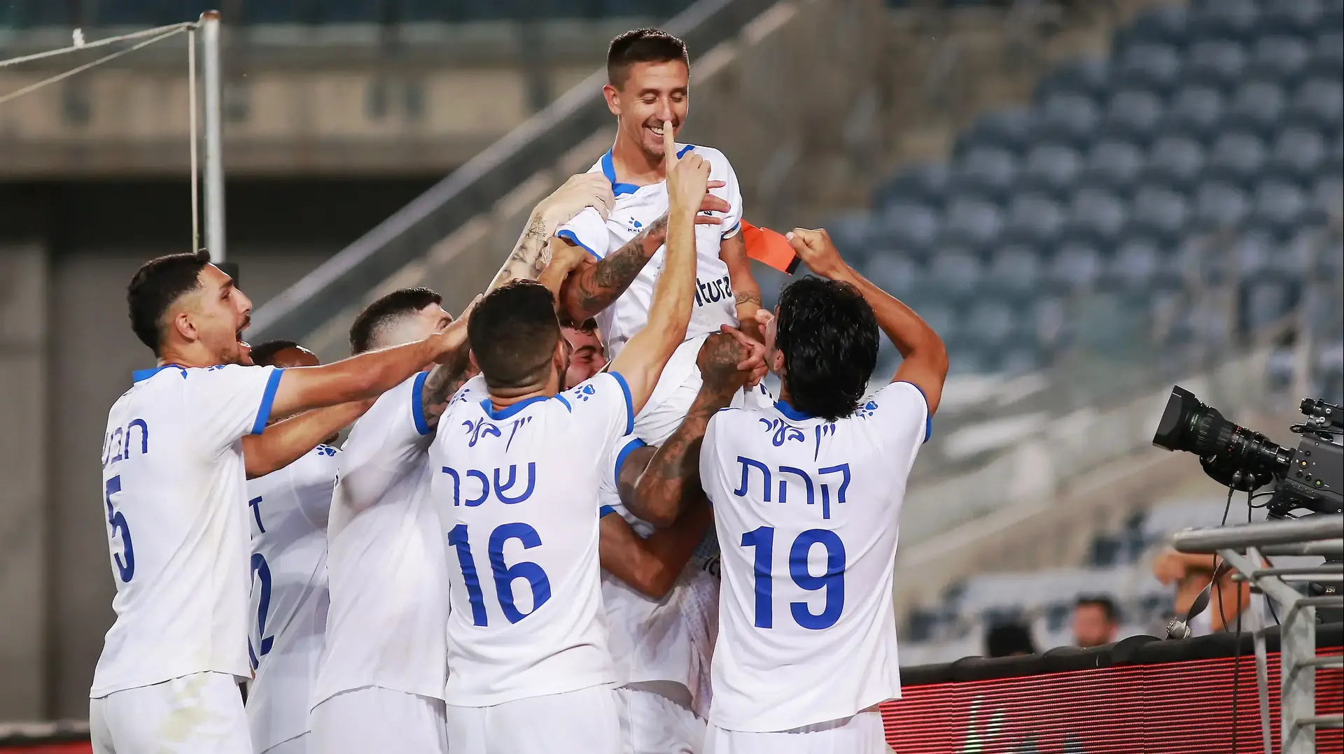 שחקני עירוני קרית שמונה עם אדריאן רוצ'ט