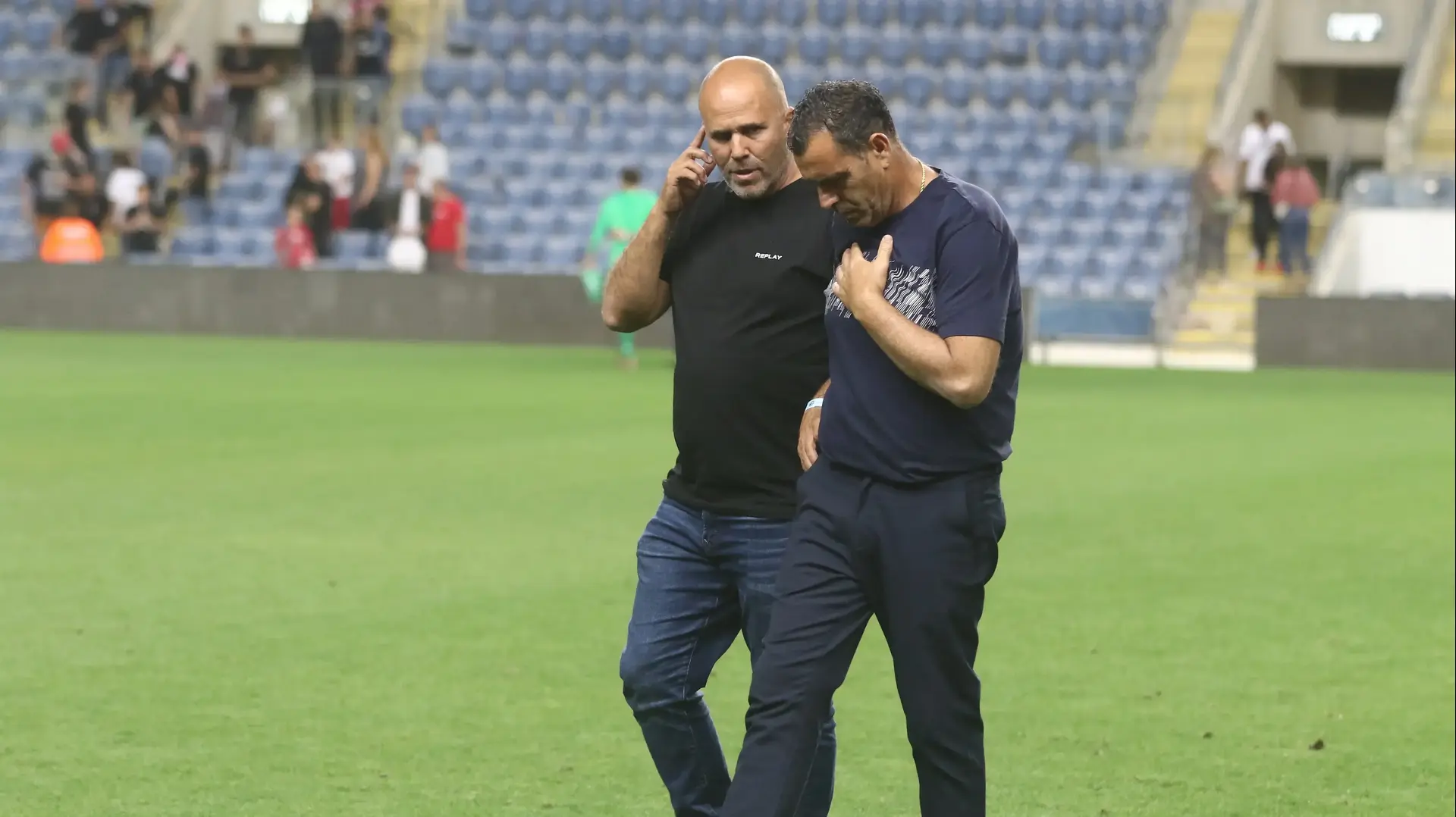 מנחם קורצקי מאמן הפועל חדרה עם המנהל המקצועי אורן גולן