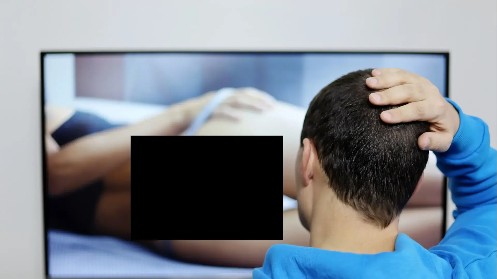 בחור צופה בפורנו