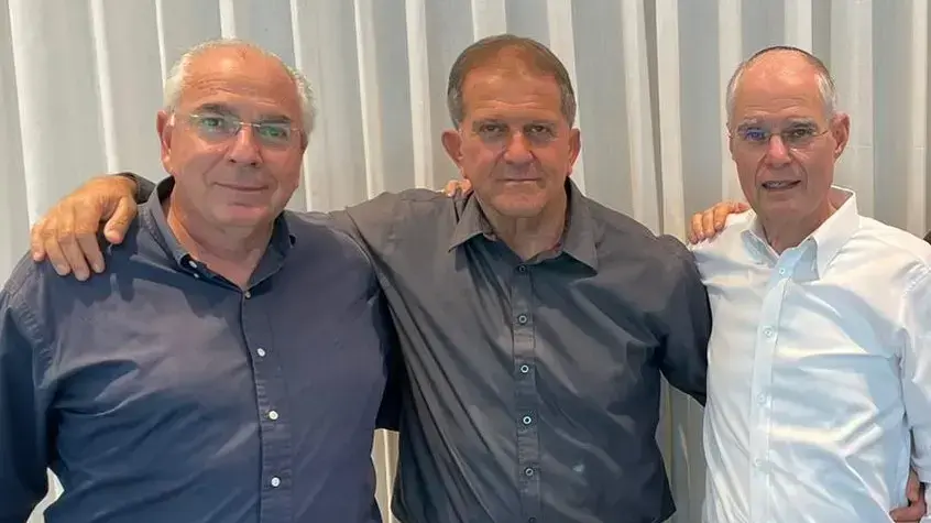 ארי קלמן, מנכ"ל מנורה מבטחים, יובל גביש, היו"ר הנכנס של אמפא קפיטל, שלומי פוגל, מבעלי קבוצת אמפא, יו"ר ומנכ"ל הקבוצה