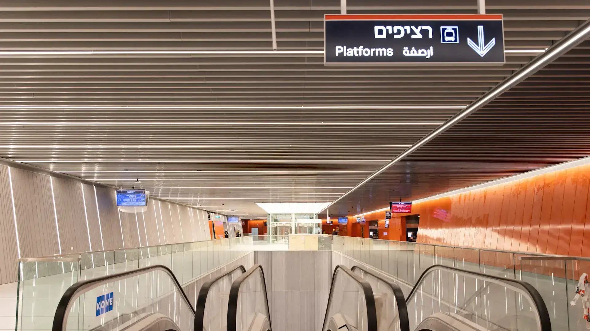הצצה לתחנת אלנבי של הרכבת הקלה בת"א
