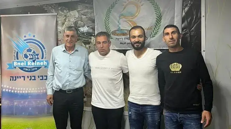 ירון הוכנבוים עם אנשי מכבי בני ריינה ירון הוכנבוים עם אנשי מכבי בני ריינה