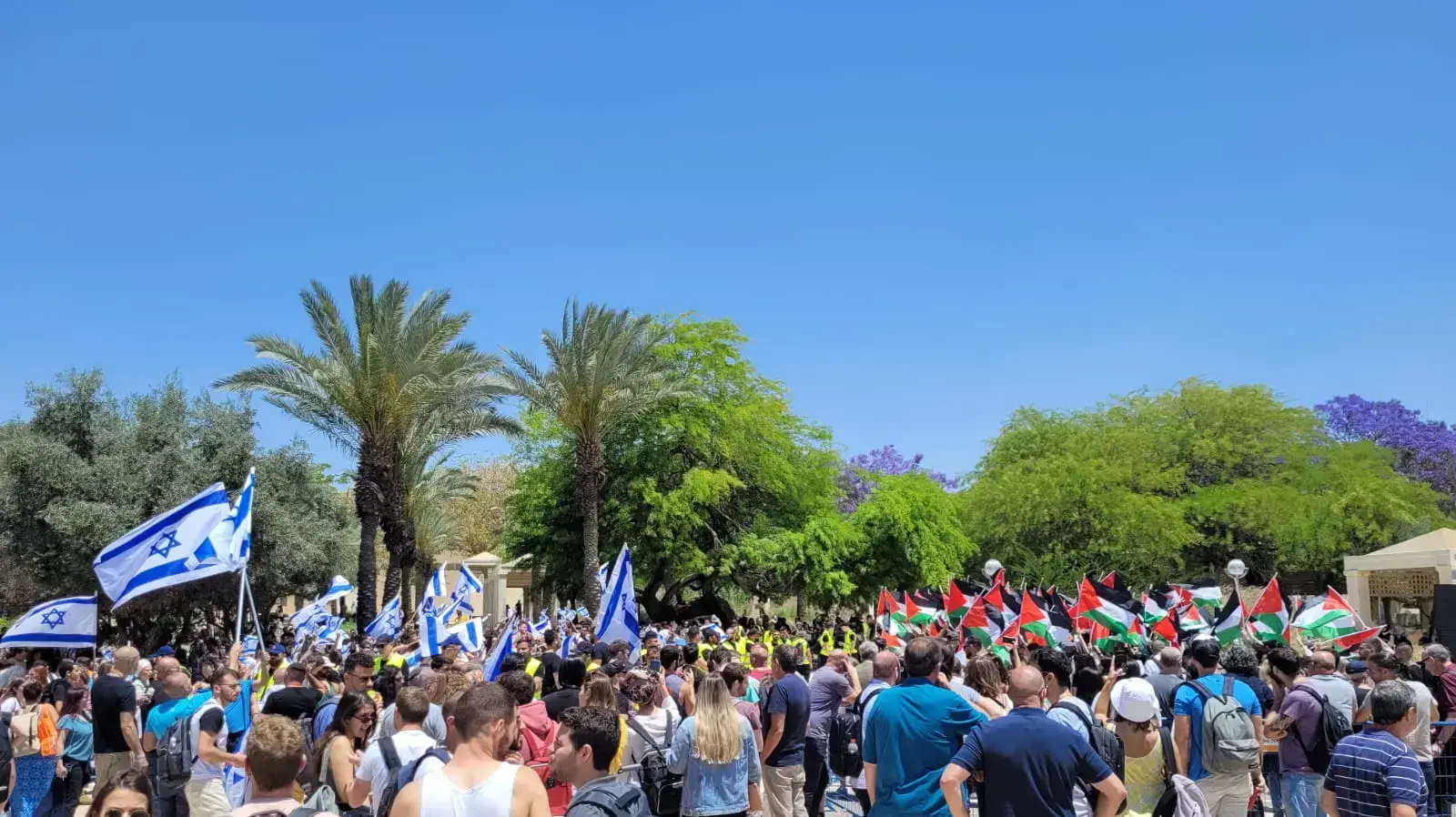 הפגנה ובה מונפים דגלי פלסטין וישראל, אוניברסיטת בן גוריון, באר שבע